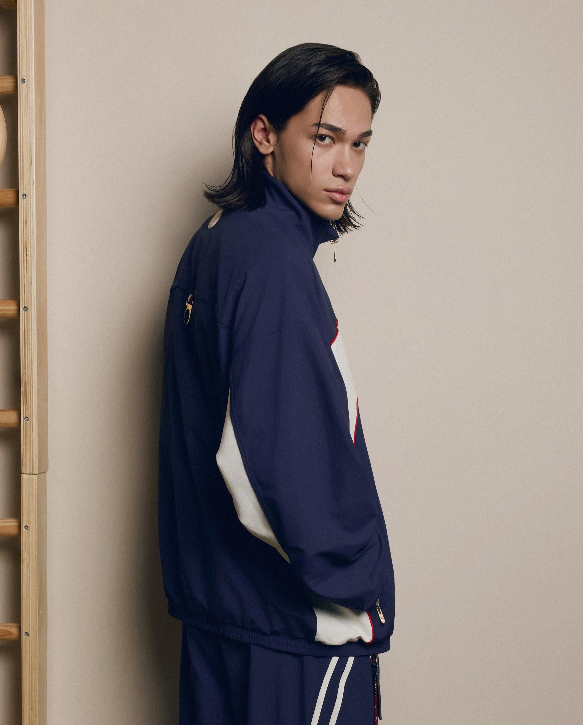 1011858-453 | MEN'S IRIS LOGO COLOR BLOCKS LOOSE FIT JACKET | MARITIME BLUE - Image 2